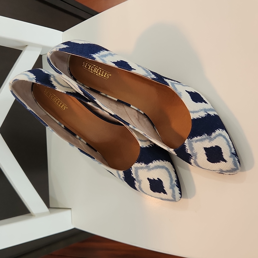 Seychelles size 10 navy/off white pumps